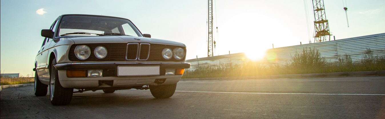 BMW ancienne au coucher du soleil